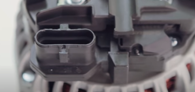 montagem de regulador de voltagem no alternador